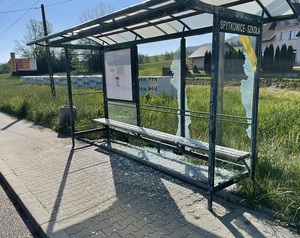 zniszczona wiata przystankowa