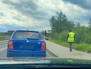 żebraczka w żółtej kamizelce