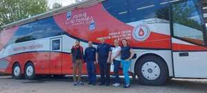 Komendant KPP w Brzesku, policjant i pracownicy cywilny, za nimi krwiobus