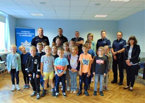 KPP Oświęcim. Zwiedzanie KPP Dzień Dziecka pierwszaki z siódemki