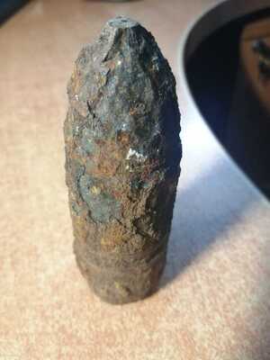 polcisk przeciwlotniczy kal. 30 mm stojący na blacie biurka.