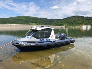 łódka policyjna przy brzegu