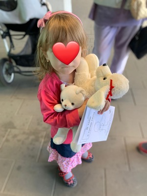 mała dziewczynka z Ukrainy trzyma w rękach pluszaki
