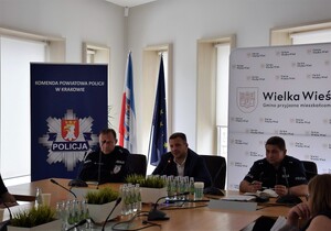 wójt gminy obok niego komendant komisariatu i z-ca naczelnika WRD KPP w Krakowie