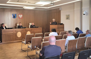 policjanci, burmistrz i uczestnicy debaty