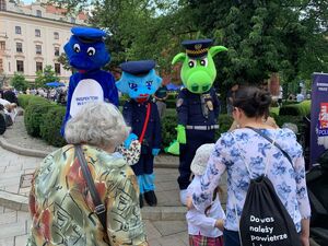 maskotki policyjne wraz  z maskotką SM przygotowane do kolejnych zdjęć z uczestnikamia wydarzenia