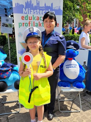 policjantka wraz z dziewczynką, która założyła elementy umundurowania