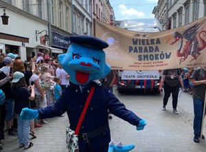 Polisia podczas parady smoków na ul. Grodzkiej w Krakowie