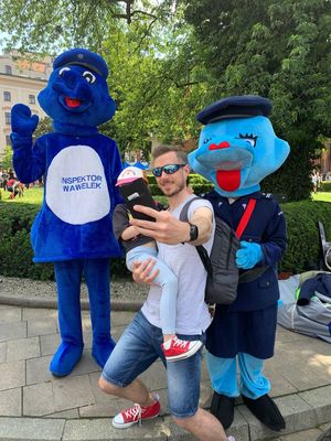 tata z dzieckiem na rękach wykonuje selfie z maskotkami małopolskie