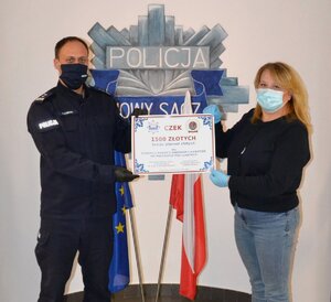 Komendant i Przewodnicząca IPA z czekiem