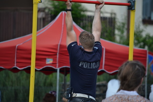 Policjant ruchu drogowego podczas towarzyskiego pojedynku - zwis na drążku na czas