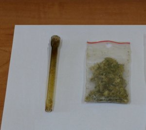 zdjęcie poglądowe -  zabezpieczona marihuana i lufka