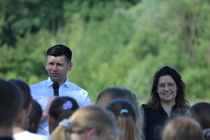 Wicemarszałek wraz z Sekretarz Małopolskiej Wojewódzkiej Rady BRD, w plenerze, przemawiają do zgromadzonych dzieci