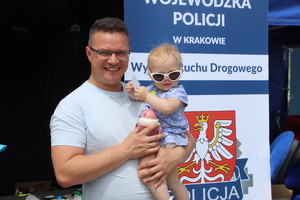 rzecznik policji - Mariusz Ciarka wraz z 2-letnią córką