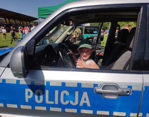 chłopiec siedzi w policyjnym radiozowzie