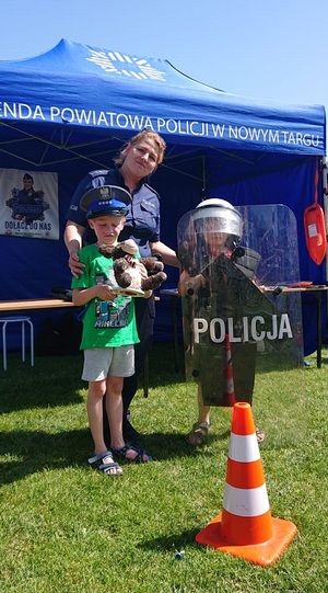 policjantka z dziećmi
