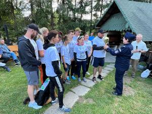 Komendant Powiatowy Policji w Gorlicach wręcza puchar zwycięskiej drużynie