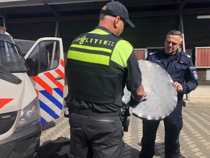 policjant holenderski pokazuję policjantowi polskiemu specjalistyczny sprzęt