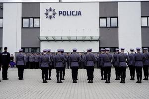 zdjęcie policjantów z kompanii honorowej zza pleców
