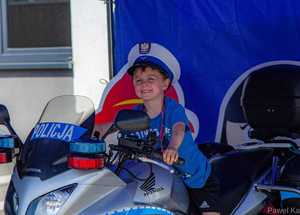 dziecko na motorze policyjnym