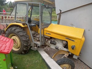 Ciągnik rolniczy, który wjechał w budynek mieszkalny