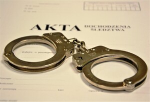 kajdanki położone na oprawce akt