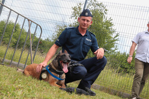 drugie zdjęcie pozowane przewdonika z psem