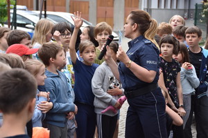Policjantka prowadzi prelekcję z dziećmi (2)