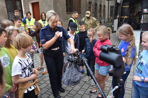 Policjantka prowadzi prelekcję z dziećmi