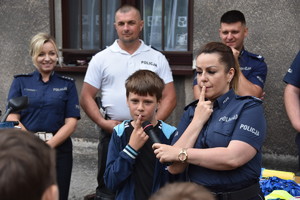 Policjantka rozmawia z chłopcem