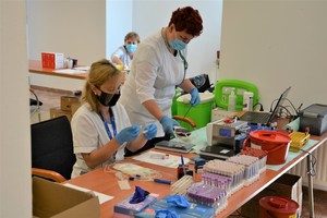 personel RCKiK nakleja nalepki na fiolki i zebraną krew