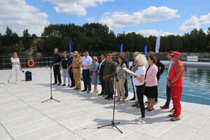 Zebrani członkowie posiedzenia nad zbiornikiem wodnym