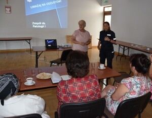 Policjantka oraz seniorzy w trakcie spotkania