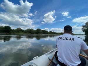 policjant na łodzi motorowej