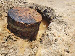 niewybuch artyleryjski wbity w ziemię