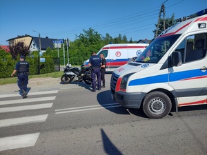 radiowozy policyjnie, przejscie dla pieszych, motocykl leżący w rowie