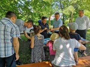 Uczestnicy imprezy plenerowej „Niedziela w Gorczańskim Parku Narodowym”.