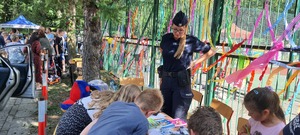 dzieci i policjantyka przy stoisku