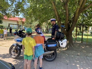 dzieci przy policyjnym motocyklu