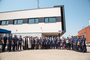 Wspólne zdjęcie wszystkich zgromadzonych przed komisariatem