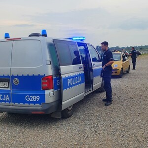 Policjanci podczas czynności z 38 letnim kierującym