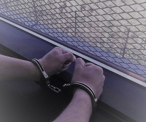 ręce zakute w kajdanki