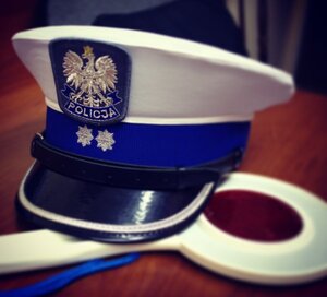 czapka policyjna z tarczą do zatrzymywania pojazdów