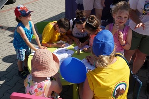dzieci kolorujące obrazki przy stoliku KPP Sucha Beskidzka