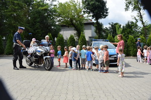 Dzieci oglądają motor i radiowóz