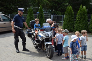 Dzieci oglądają policyjny motor