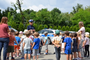 Policjantka rozmawia z dziećmi