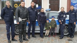 policjanci z Krakowa oraz Myślenic z dziećmi ubranymi w mundurki żołnierskie.