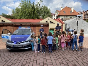 policjanci i dzieci przy radiowozie