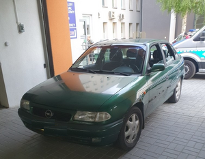 opel na podjeździe dla karetek